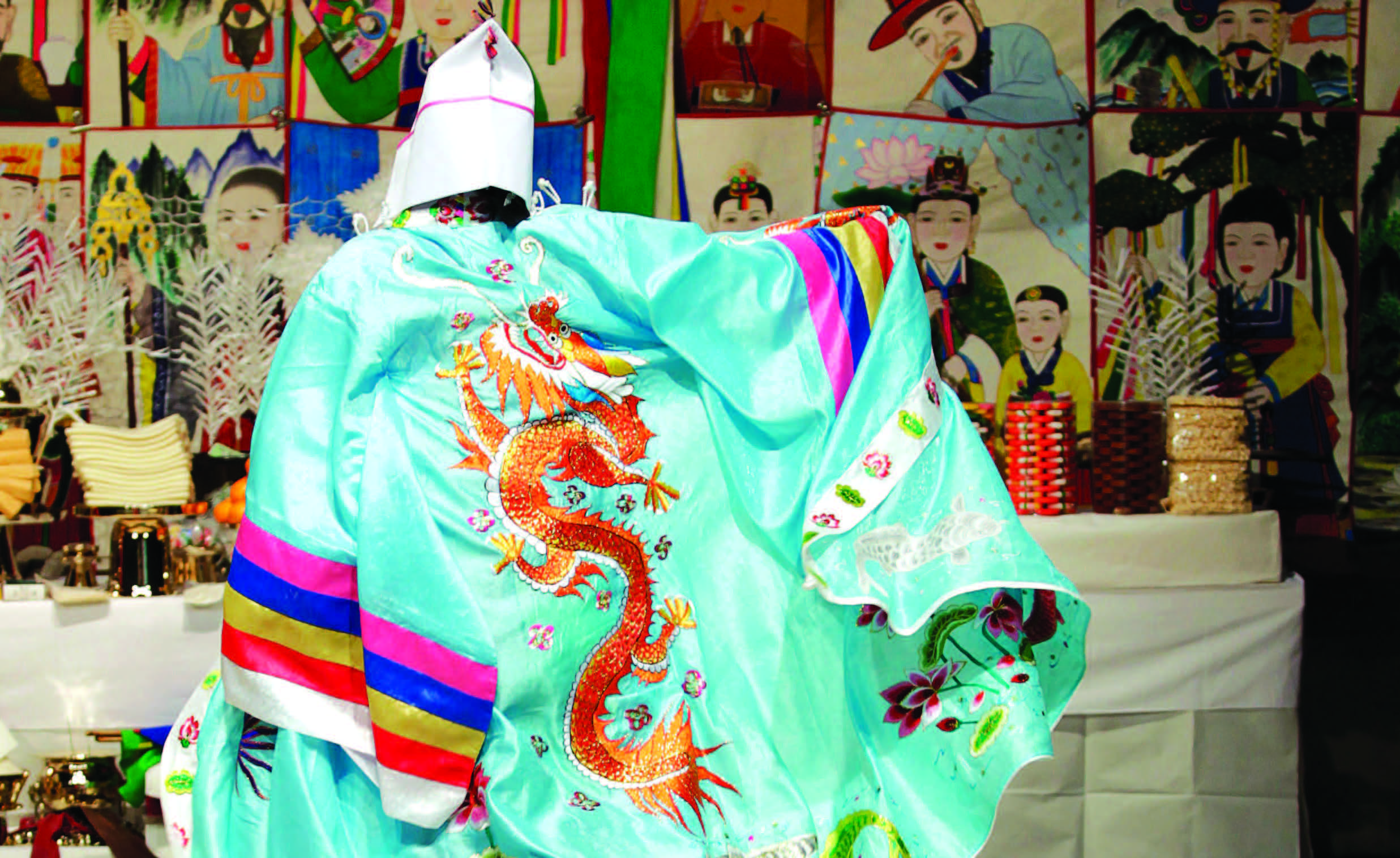 (지키다-4_사진05)한국문화의집KOUS에서 열린 황해도철무리굿 공연 중 무녀가 입은 무복의 용문양