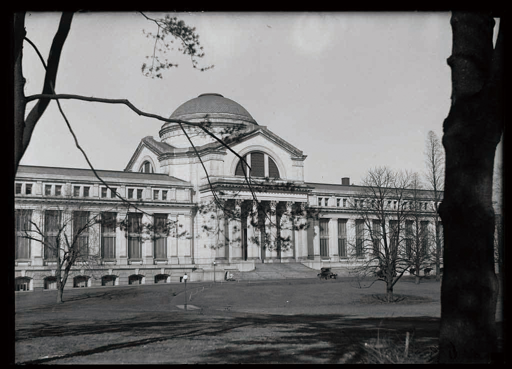 1915년에 찍은 워싱턴에 있는 스미스소니언 박물관.(출처 : Library of Congress)
